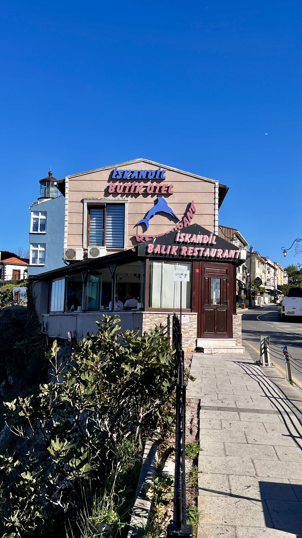 Fener Caddesi üzerindeki İskandil Butik Otel ve Şile Feneri